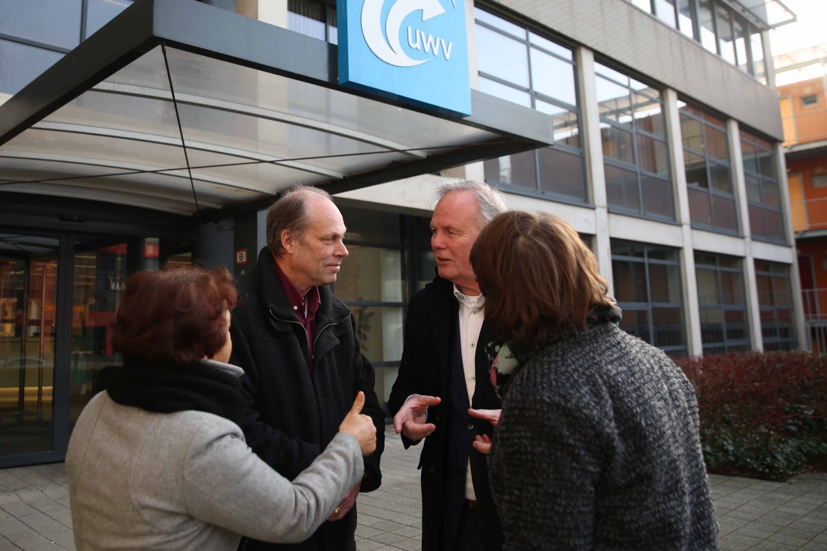 In gesprek met cliënten op het inloopspreekuur