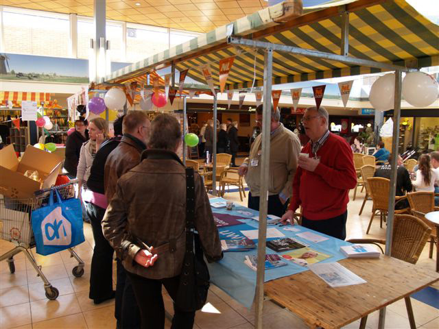 CR-Rijnmond op de vrijwilligersmarkt in het Winkelcentrum Makado in Alblasserdam